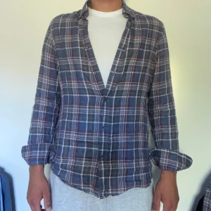 Massimo Dutti Skjorta - Riktigt fräsch Massimo Dutti skjorta i bra skick. Den är i storlek S men passar även M. Jag är 187 cm lång och väger 70kg.