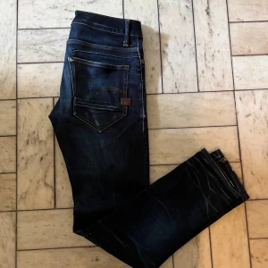 G-Star RAW Jeans - Tvär feta G-Star RAW jeans i mycket bra skick. W28 L32. Hör av er vid frågor!