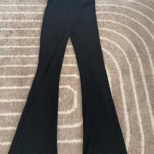 Utslängda svarta byxor - Svarta utslängda byxor som är väldigt sköna och användbara😊 Säljer för att det har blivit för korta på mig. Pris kan diskuteras och fråga bara om ni undrar över något❤️