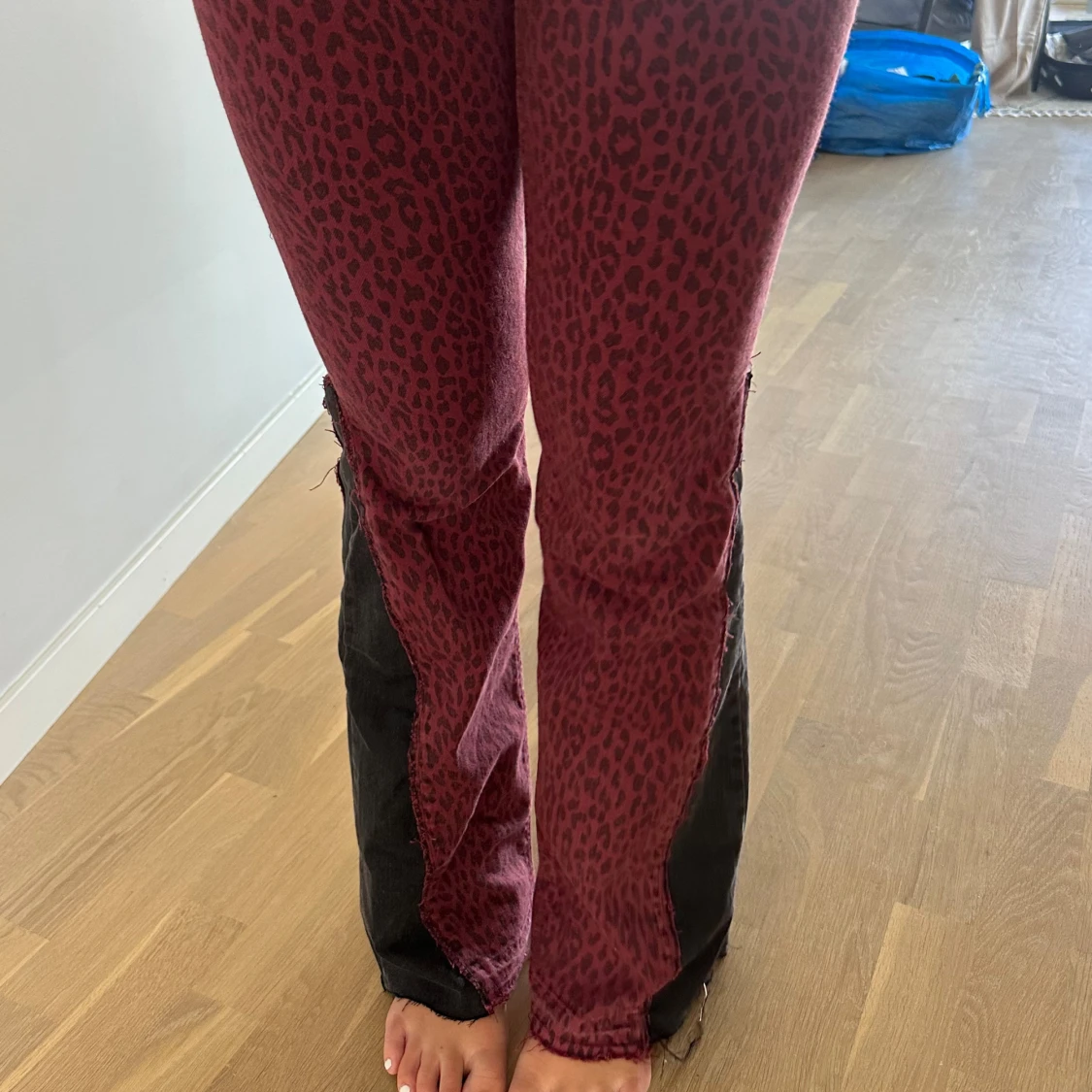 Lågmidjade leopard jeans