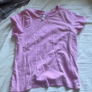 Rosa t-shirt - Säljer en helt vanlig rosa t-shirt då den aldrig kommer till användning❣️Köpt på H&M för ett år sen❣️