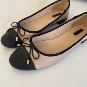 Ballerina skor - Säljer dessa superfina ballerina skor från Nelly🥰 säljer då de är för stora för mig. De är i storlek 39💕