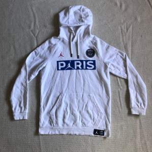 Säljer en äkta PSG hoodie från säsongen 20/21. Hoodien är i mycket bra skick men har tecken på användning (hör av dig för fler bilder). Hoodien har används av spelare som Mbappé och Neymar. Tveka inte på att höra av dig vid minsta fundering!