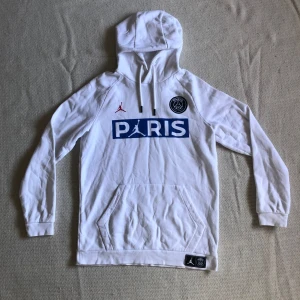 ÄKTA PSG HOODIE 20/21  - Säljer en äkta PSG hoodie från säsongen 20/21. Hoodien är i mycket bra skick men har tecken på användning (hör av dig för fler bilder). Hoodien har används av spelare som Mbappé och Neymar. Tveka inte på att höra av dig vid minsta fundering!
