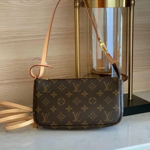 Louis vuitton väska  - Säljer nu min fina Lv väska som är i topp skick! 🥰Kvitto,dustbag och kartong finns!  Säljer pga att den inte kommer till användning:( perfekt för utgång!💕