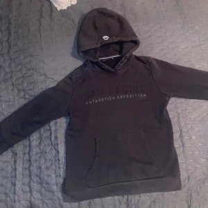 Sail Racing hoodie - Hej säljer denna Sail Racing hoodie pågrund av att den inte längre passar mig. Den är i bra skick och den passar både S och under. Priset går mycket väl att diskuteras 