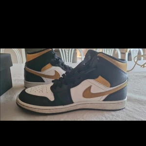 Air jordan 1 Mid White ”pollen black” - Air jordan 1 mid white ”pollen black” storlek eur 42 eller us 8,5  dem är använda men inte mycket  kvitto och låda finns och fås med  pris 750kr  kan skickas men annars finns dem i arboga  