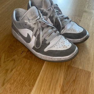 Nike jordan low wolf grey - Säljer mina jordans i wolf grey. Inköpta från merchsweden. Fraktas i orginalförpackning