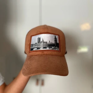 Velvet trucker keps - Strl: justerbar, väldigt bra skick, stilren. Har flertal liknande vilket är varför jag säljer.