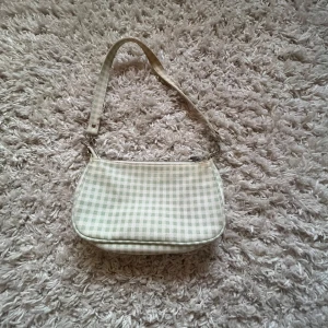 Väska  - En grönvit väska från Gina tricot. En väska i bra skick använd ett fåtal gånger. 💞