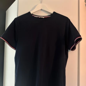 Moncler T-Shirt - Moncler T-Shirt i bomull. Perfekt skick och självklart äkta Skriv vid frågor!
