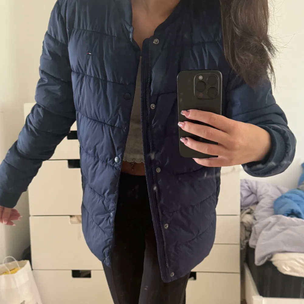 Säljer min HELT oanvända Hilfiger jacka i storlek 176 men passar även XS & S💙💙Priset går att diskuteras✌🏼☺️. Takit.