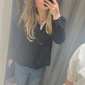 Blus med volanger - Blus med volanger från vero moda Storlek:36 Knappt använd