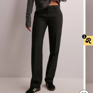 Low waist kostymbyxor  - Byxorna är andvända fåtal gånger. För långa för mig som är 159cm. Kom privat för fler bilder. 