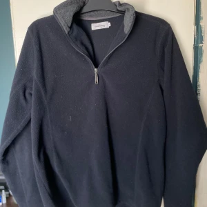 Svart fleece tröja från Dressman - Svart fleece tröja från Dressman i storlek L. Inga defekter och i bra skick