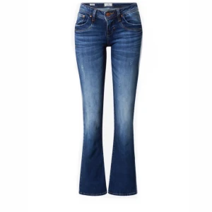 Ltb valerie jeans - Säljer mina mörkblåa ltb jeans. Jag säljer dem då de är lite stora. De har lite slitningar nere vid fötterna för de är lite långa så jag har trampat på dem. Ny pris 1139kr. Om ni vill ha fler bilder skriv privat