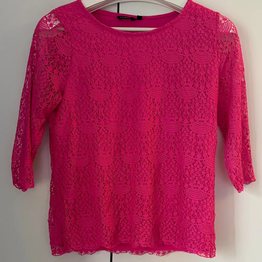 Säljer denna superfina rosa blusen från Lindex som är i super bra skick💗. Puserot.