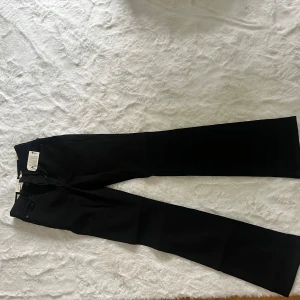 LEVI’S Bootcut  - Köpte de i juni men passade inte mig och glömt skicka tillbaka därav är de HELT nya.  Alla lappar sitter kvar☀️💛 Nypris 1149 kr.