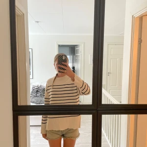 Stickad zara tröja  - Jag säljer min randiga stickade tröja från zara för att den inte kommer till användning. Den är i jättebra skick. Den är använd ett fåtal gånger. Den har snygga slitsar på sidorna. Pris går att diskuteras💕