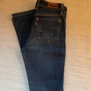 Jeans från Levi’s - 🌟Modell: 627 STRAIGHT FIT. 🌟Vintage jeans. 🌟Lågmidjade. 🌟Har lite slitning på insida lår, se bild.  