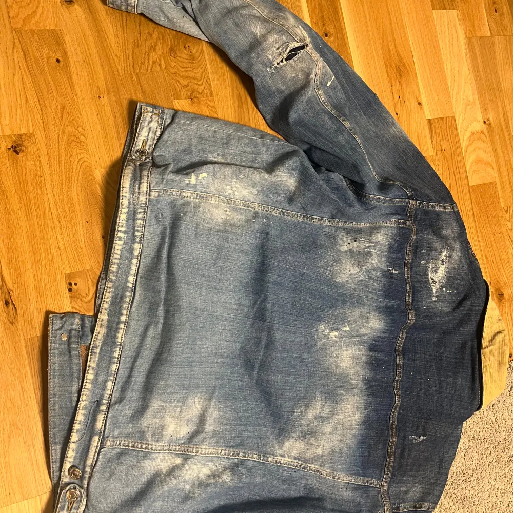 Jag säljer nu min Dsquared2 jeans jacka. Jackan är endast buren vid 2 tillfällen och är där med i helt ny skick. Jag köpte jackan för 8000kr. Jackan är i storlek L men går även bra på en person som bär storlek M . Takit.
