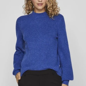 Stickad blå tröja - Aldrig använt. Ny pris 475kr