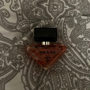 Prada paradoxe intense 30ml - Säljer parfymen då doften inte passar mig. Älskar den på andra men inte mig tyvärr:/ provade den i en vecka. Så minst 90% kvar. Doften håller jätte bra. Låda finns kvar och tillkommer. Köpte på kicks för 1100kr.