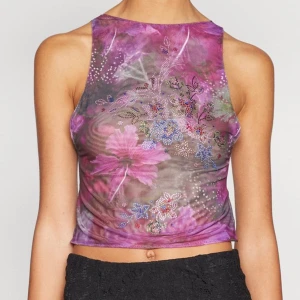 Jaded London- BACKLESS HOTFIX TOP - Topp köpt från Jaded London, aldrig använt (är lite väl för well equipped in the chest area för den) men lappen är borta. Den är ej genomskinlig alls! Inköpspris: 669kr 