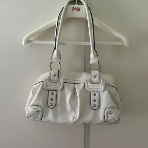 Vintage white bag - Väskan har defekter så skriv privat där jag kan skicka bilder! Skriv gärna för andra frågor💞
