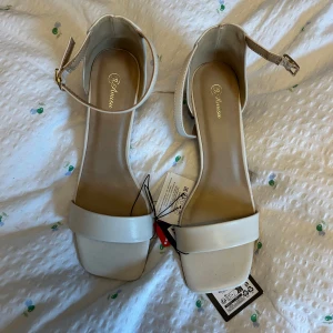 Nya klackskor  - Helt nya klackskor som tyvärr inte kom till användning 🥰nypris 229