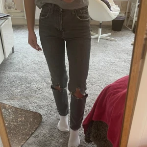 Gråa Zara jeans - Säljer nu mina gråa jeans från Zara då jag inte andvänder dom längre🩷  Storlek 34 och passar mig som är 160 perfekt 🌸 Köparen står för frakten 💗