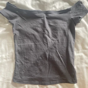 Grå festopp  - As snygg topp som är offshoulder, perfekt till fest eller till vardags. Använd 1 gång 