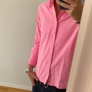 Ralph lauren skjorta  - Hej, säljer nu denna riktigt fina skjorta i denna underbara färg. Storleken är xs men sitter small.  Skicket är som nytt :) 
