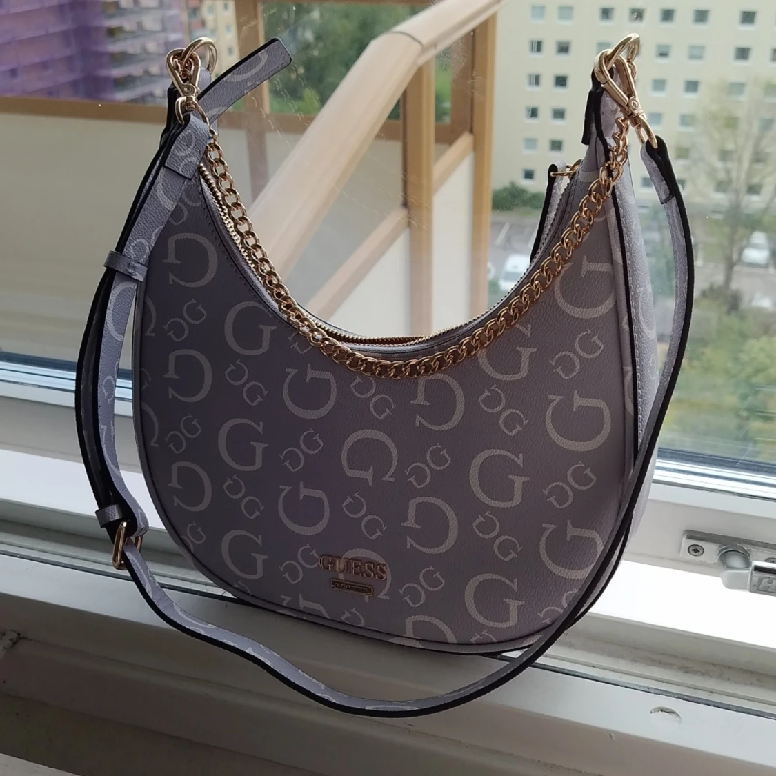 Grå axelväska från Guess - 2