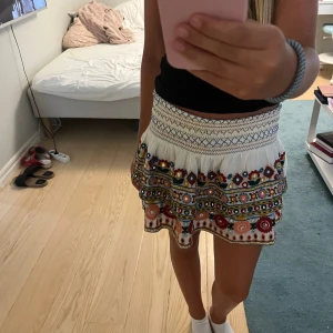 Kjol - Säljer den här kjolen från Zara i storlek xs!💕Skriv för frågor eller fler bilder! Skriv gärna till mig innan du trycker på köp nu