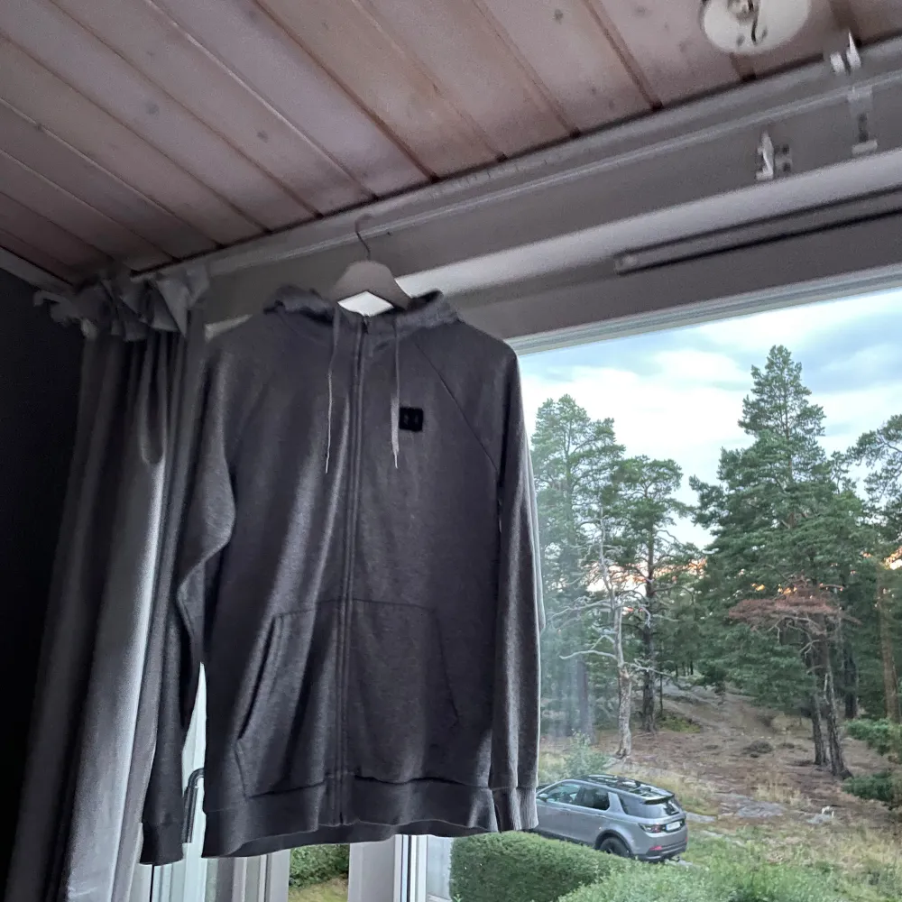 Ett perfekt pump cover för en kille som är runt 184cm lång.  Den är lite använd, men det syns inte på något sätt! . Hoodies.