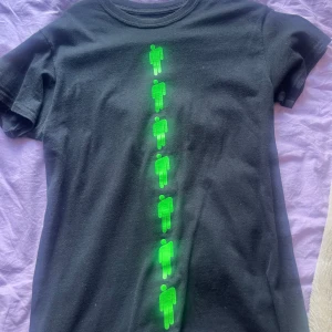 billie eilish t-shirt  - billie eilish t-shirt med gröna blosh på, jättefin! ⭐️