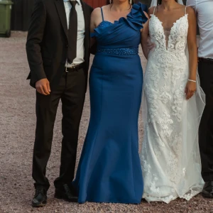 Bröllopsgäst klänning - Super snygg marinblå klänning med glitter detaljer. Nyrpris 2500 från turkiet. Säljs för 1200, pris går att diskutera vid snabb affär. Storlek 38/40. 