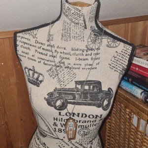 Skelett halsband - Skelett som ligger "i" en träkista, udda halsband för udda människor🔥