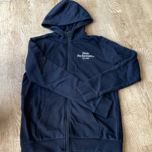 Hoodie, luvtröja - Tröjan är i mkt fint skick Svart med vit text Två fickor, luva, dragkedja 