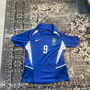 Brazil 2002 away jersey - Tvär fett vintage fotbollströja med den ikoniska R9 på baksidan knappast använd man ser användningen på 2a o tredje bilden