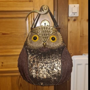 Unik väska - En väldigt unik, one of a kind statement piece väska i form av en uggla💥🦉 Både speciell och en fröjd för ögat! Säljes billigt då den är ganska sliten! (Kolla bilderna noggrant💐)