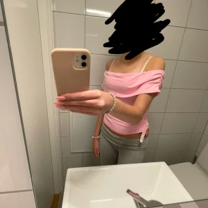 Rosa topp med nervikta axlar  - Säljer på grund av att den inte passar och inte används, ny med lapp på och bara prövad. I storlek xs från shein. Scrunch vid sidan av axlarna