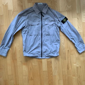 Stone island overshirt - Tjena  Säljer min knappt använda overshirt i 10/10 skick! Mer bilder kan fås vid intresse. 