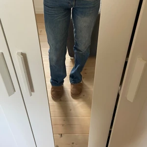 Lågmidjade raka jeans - Ett par mycket fina jeans som har en rak passform med låg midja. Välanvända men i mycket bra skick! Säljer då dom har blivit för små och inte längre kommer till användning💗💗
