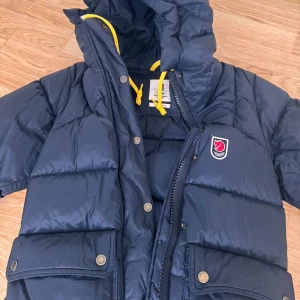 Fjällräven Jacka -  Säljer min svarta fjällräven jacka, ser blå ut på bilder men är svart i verken . Super mysig och varm, i väldigt bra skick! Kom gärna privat för flera bilder💗 Nypris 6999kr