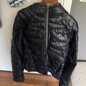 Ralph lauren jacka - Säljer min Ralph louren jacka  Väldigt bra skick Storlek M  Köpt för 3500  Är vändbar  Pris går att diskutera 