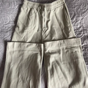 Ljus gröna mjukisbyxor från hm  - Ljus gröna mjukisbyxor ifrån hm i storlek s. Nästan aldrig använt säljer pga att dom är för stora. Jätte mjuk och bekvämt material. Kontakta för frågor💓💓