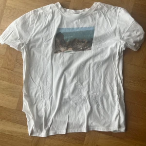 Vit t-shirt med tryck - Vit t-shirt med tryck från ginatricot. Storlek XL.