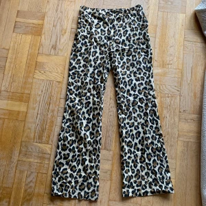 Leopardbyxor - Utsvängda leopardbyxor från zara i tunnt material. Använda endast 1 gång så i superfint skick